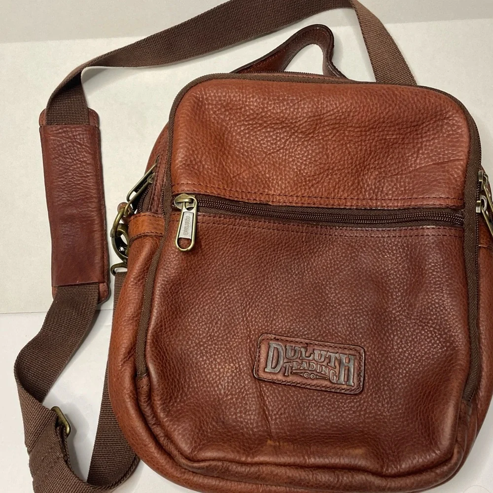 Duluth Trading Co Lifetime Leather Travel Bag Multi Zip Pocket Crossbody Brown